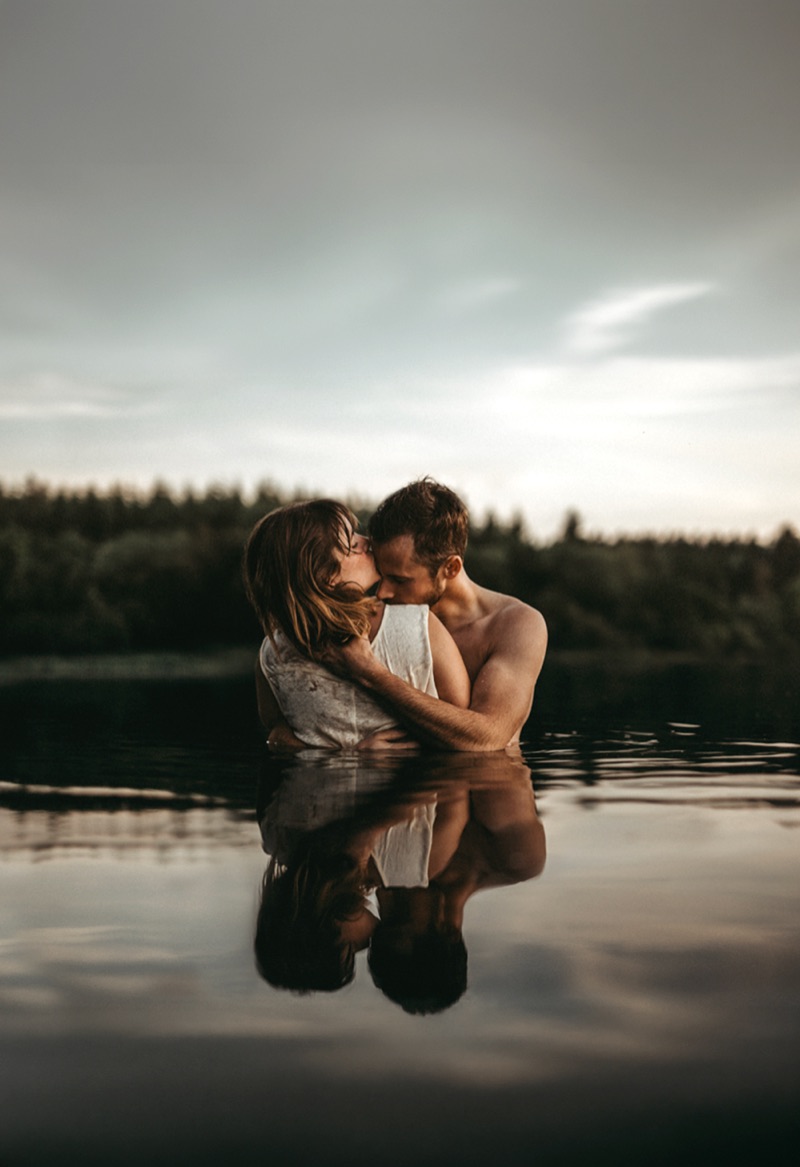 Un couple qui s'embrasse, les pieds dans l'eau